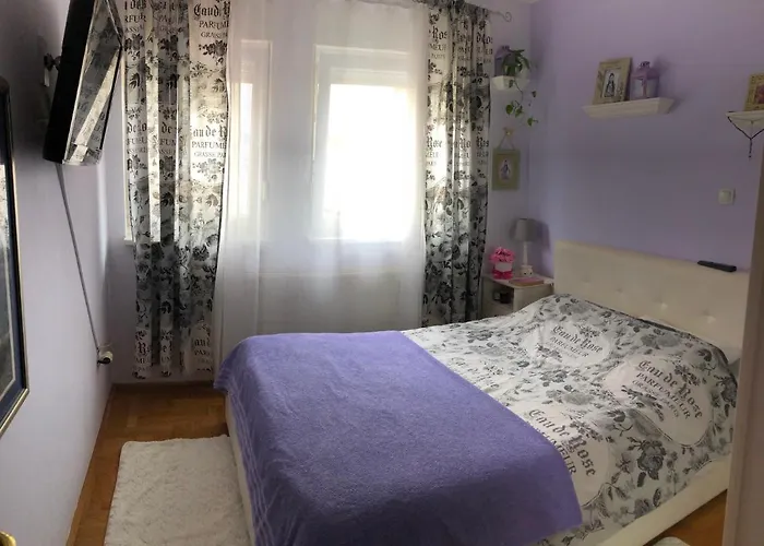 Cosy Apartment-Private Parking